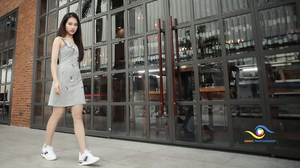 Thời trang đường phố của cô cũng khá đơn giản và trẻ trung.