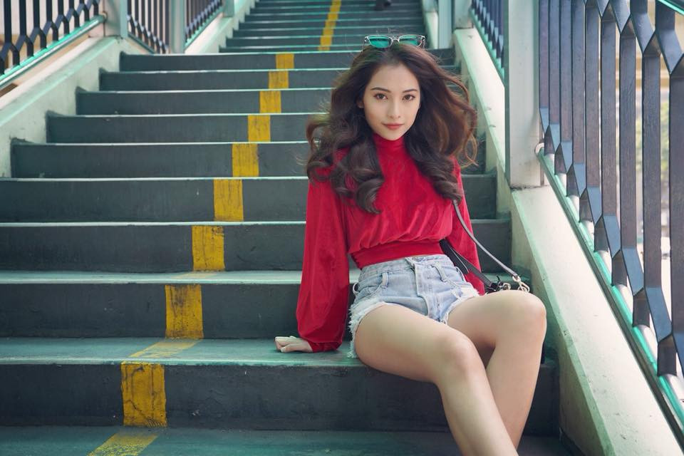 Áo thun đỏ và quần short bò rách đem đến cho cô nàng 24 tuổi nét cá tính, năng động.