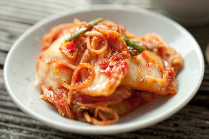 Món kim chi làm từ cải, với vị cay nồng. Kim chi của Triều Tiên thường cay hơn của Hàn Quốc. Ảnh: Aroma asian.