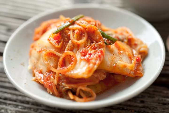 Món kim chi làm từ cải, với vị cay nồng. Kim chi của Triều Tiên thường cay hơn của Hàn Quốc. Ảnh: Aroma asian.