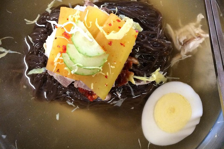 Mì lạnh: Đây có lẽ món ăn phổ biến nhất ở Bình Nhưỡng, với cả một bề dày lịch sử văn hóa. Tiếng Triều Tiên gọi đây là naengmyeon.