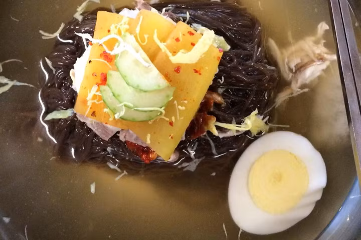 Mì lạnh: Đây có lẽ món ăn phổ biến nhất ở Bình Nhưỡng, với cả một bề dày lịch sử văn hóa. Tiếng Triều Tiên gọi đây là naengmyeon.