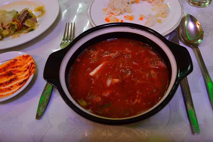 Du khách đến Triều Tiên thường được mời món “súp thịt chó”. Ảnh: Abandoned kansai.