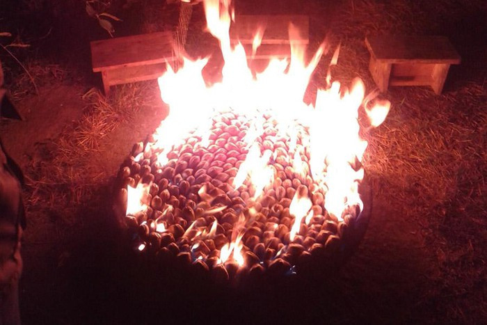 Nghêu nướng bằng... xăng. Ở bờ biển phía tây Triều Tiên, người dân đổ xăng lên nghêu rồi châm lửa nướng. Họ có thể đổ thêm xăng sau đó. Họ cậy vỏ nghêu bằng cách đập mạnh xuống đất.