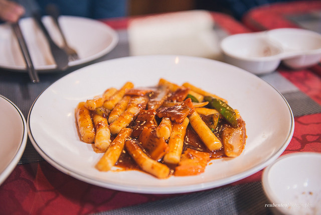 Bánh gạo tteokbokki là một món ăn truyền thống của Triều Tiên.