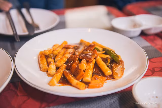 Bánh gạo tteokbokki là một món ăn truyền thống của Triều Tiên.