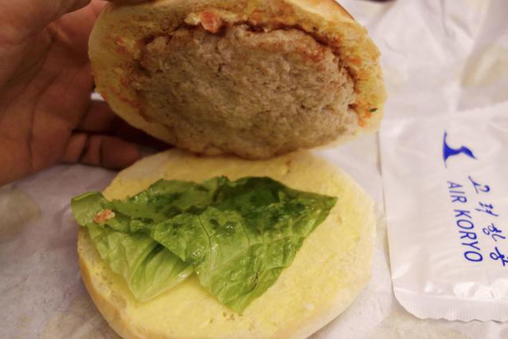 Món bánh kẹp này thường được phục vụ trên các chuyến bay của hãng hàng không Triều Tiên Air Koryo. Ảnh: Getty.