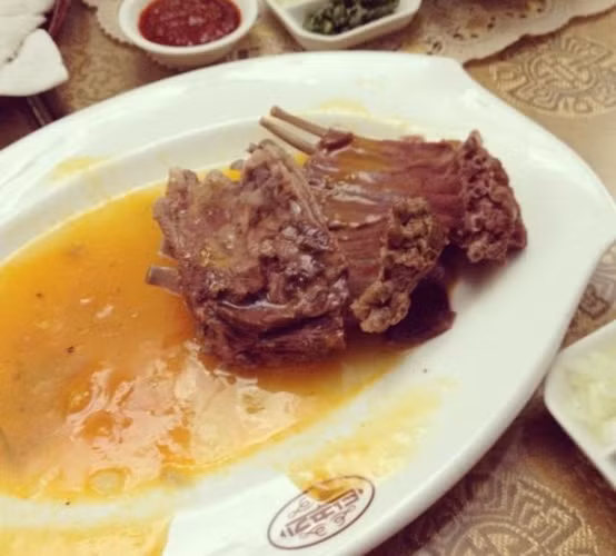 Thịt chó: Ở Triều Tiên, món này thường được ăn vào dịp đặc biệt và được người bản xứ gọi là “thịt ngọt”.