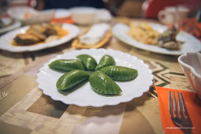 Món bánh nhân đậu đỏ này có vỏ ngoài màu xanh lạ mắt.