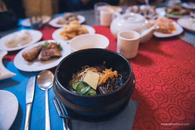 Cơm trộn bibimbap cũng là món ăn phổ biến ở đây, nhưng nguyên liệu có vẻ không phong phú bằng phiên bản Hàn Quốc.
