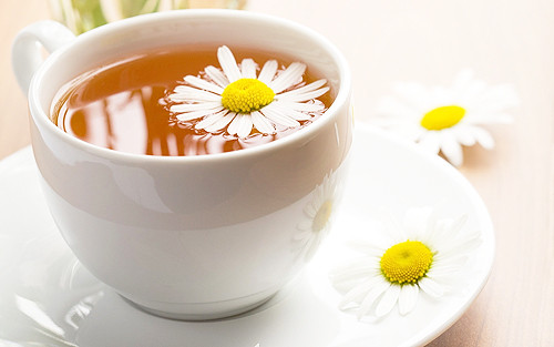 Trà hoa cúc là một loại trà phổ biến ở nhiều nước châu Á nói chung và Hàn Quốc nói riêng. Những bông hoa cúc màu trắng, vàng được sấy khô và ủ ngập trong mật ong khoảng một tháng rồi sau đó pha như trà. Một tách trà hoa cúc với hương thơm dịu ngọt, nhẹ nhàng, tinh tế.