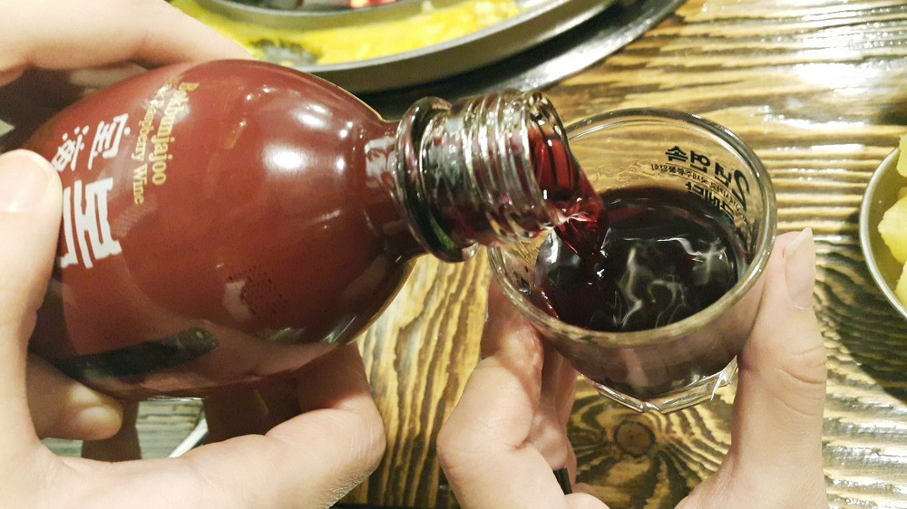 Bokbunjaju được làm từ quả mâm xôi đen của Hàn Quốc và để lên men từ những quả mọng nước. Đây là loại đồ uống lên men với màu đỏ nâu và hương vị ngọt, mọng. Màu đỏ nâu đậm của nó khiến người ta thường hay nói đùa với nhau rằng “sau khi bạn uống thử một ngụm bokbunjaju thì bạn sẽ có một màu son mới tuyệt đẹp”.