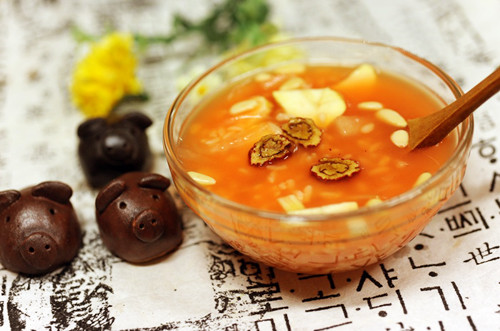 Sikye là loại đồ uống độc đáo được yêu thích ở Hàn Quốc chế biến từ mạch nha, cơm nguội và được xem như “món tráng miệng” sau mỗi bữa ăn. Tại các nhà hàng hay bất cứ quán cà phê nào, bạn cũng có thể tìm thấy một bát sikye ngọt mát lạnh.