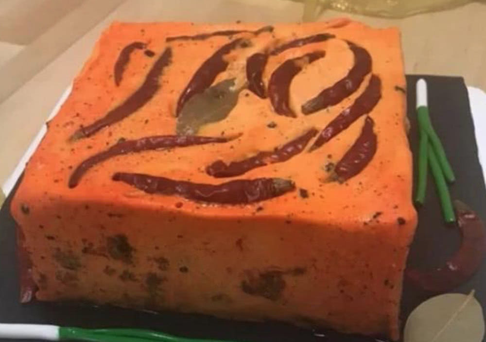 Anh Li đã yêu cầu nhà hàng chuẩn bị riêng chiếc bánh sinh nhật đặc biệt này và không ngờ hương vị ấn tượng của chúng lại được đón nhận nhiệt tình.