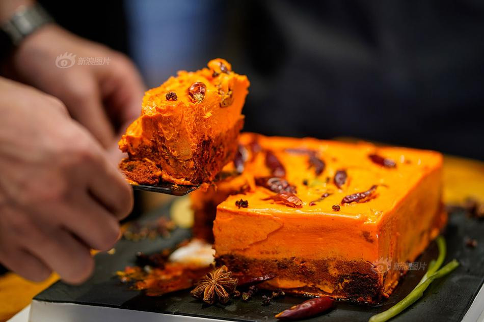 Vẻ ngoài đơn giản chỉ gồm lớp kem phủ đều bên trên với điểm nhấn độc đáo nhất là những quả ớt khô, hạt hồi...