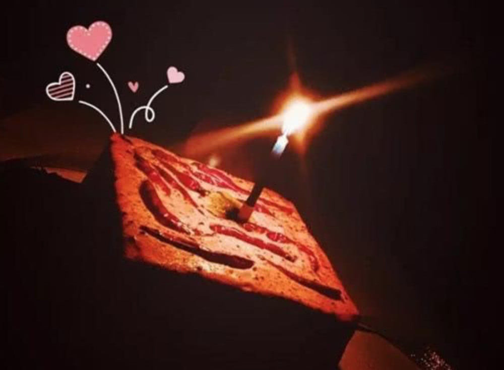 Hương vị của chiếc bánh sinh nhật được mô tả như bạn đang thưởng thức phần lẩu Tứ Xuyên đúng điệu nhưng được tiếp thêm cái béo béo, lạnh lạnh mới mẻ.