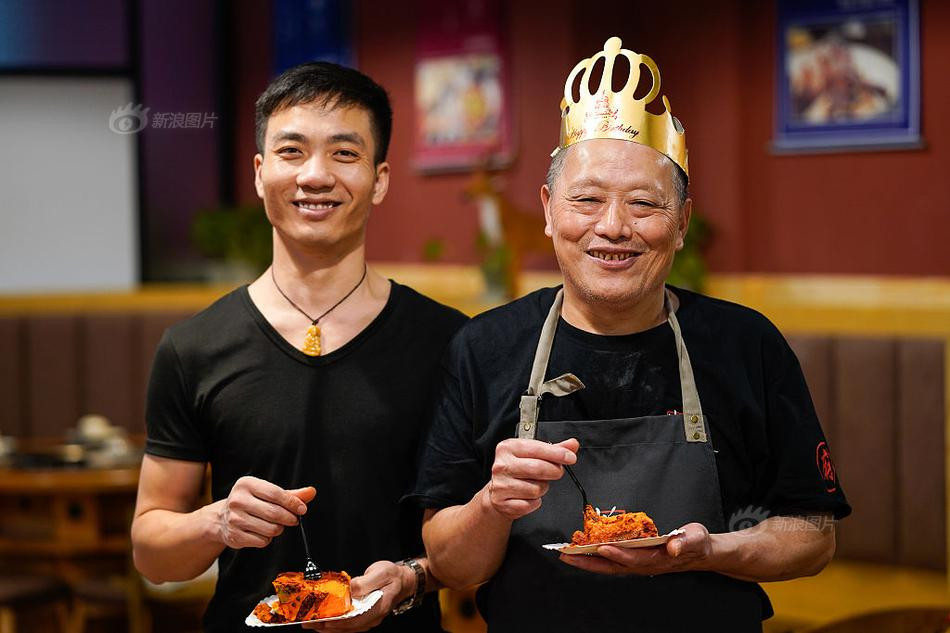 Bên dưới bánh là lớp bông lan mềm xốp màu đỏ sẫm tỏa ra mùi thơm hăng hăng.