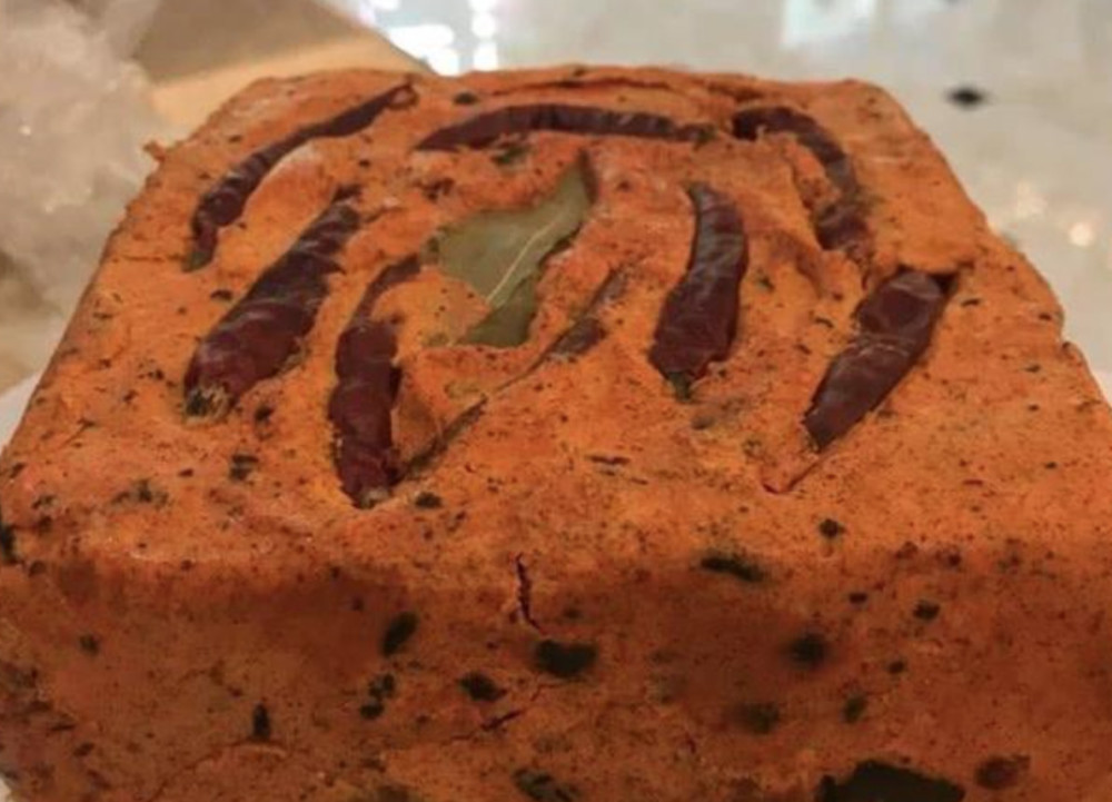 Nếu không ăn được cay thì bạn có thể gạt phần ớt khô trên bề mặt và thưởng thức.