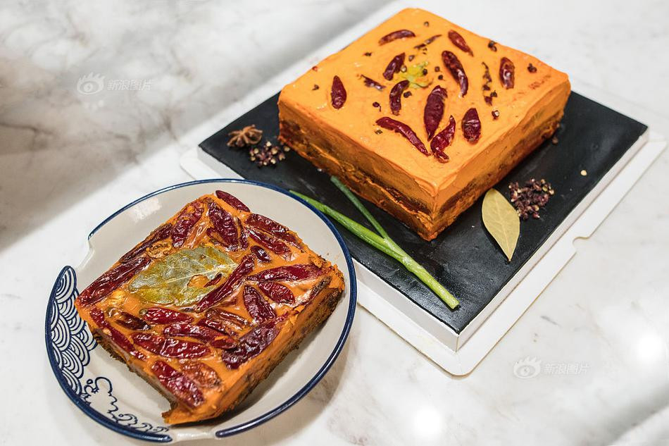 Lớp kem của bánh mềm mịn, mát lạnh và vị cay nồng lan tỏa trong cổ họng làm người ăn phải hít hà.