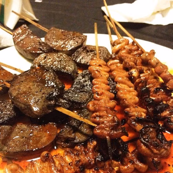 Mùi thơm giòn ngon béo ngậy khiến nhiều thực khách không thể bỏ qua. Bạn có thể thưởng thức kèm với tương và dấm chua thanh mát.