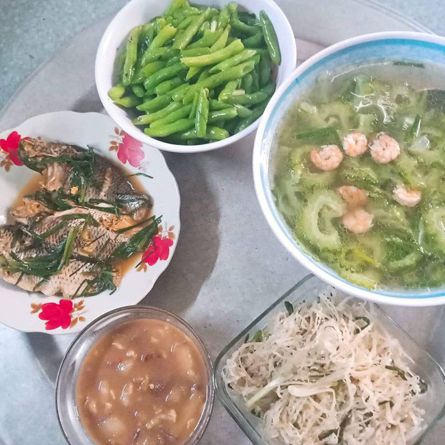 Khoe com trua 35k co tom ca, cac me biu moi che do uon nhung...-Hinh-2