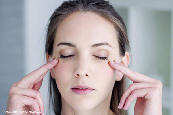  Bài tập nâng mắt giúp làm trẻ hóa làn da quanh mắt và trán và loại bỏ các nếp nhăn. Cách thực hiện: Đặt cả ngón trỏ và ngón giữa vào vị trí cắt kéo, một bên trên lông mày và một ở trên gò má. Và bắt đầu nheo mắt liên tục trong 20 giây. Thư giãn đôi mắt trong vài giây. Lặp lại 10 lần. Ảnh: BS.