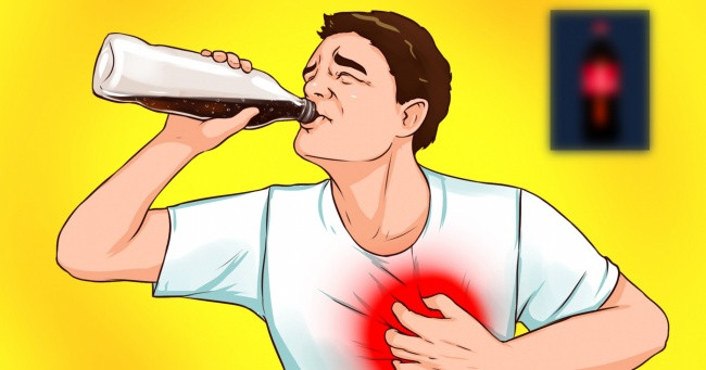 Nước tương: Vào năm 2013, sau khi nhận lời thách thức từ bạn bè, nam thanh niên 19 tuổi tại Virginia (Mỹ) đã uống 0,9 lít nước tương. Sau đó, anh đã rơi vào tình trạng hôn mê sâu vì nồng độ muối tăng cực mạnh trong cơ thể. Đây là thực phẩm quen thuộc nhưng có thể gây hại sức khỏe của bạn.