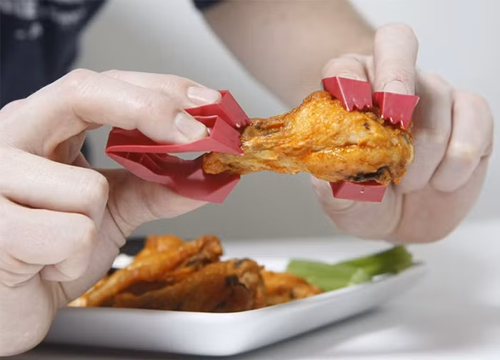 Dụng cụ cầm thức ăn giúp bạn ăn ngon mà không sợ bẩn tay. Ảnh: BS.