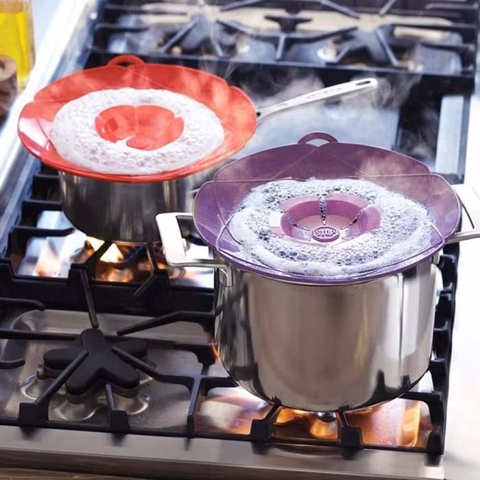 Vung chống trào, có thể đặt lên trên những chiếc nồi, hơi được bốc ra ngoài và bọt được sủi lên trên.