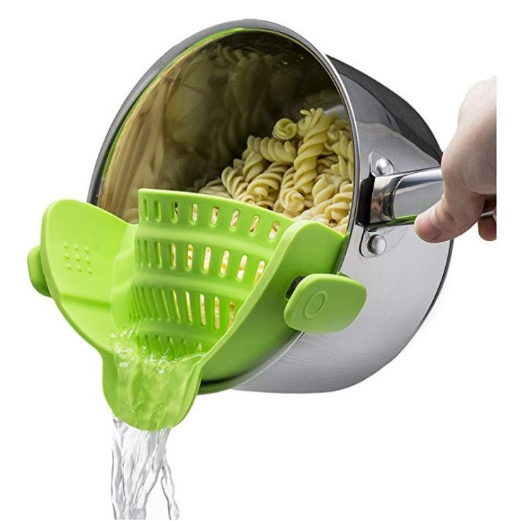 Chiếc phễu chặn này giúp bạn luộc mì rồi đổ nước nhanh chóng.