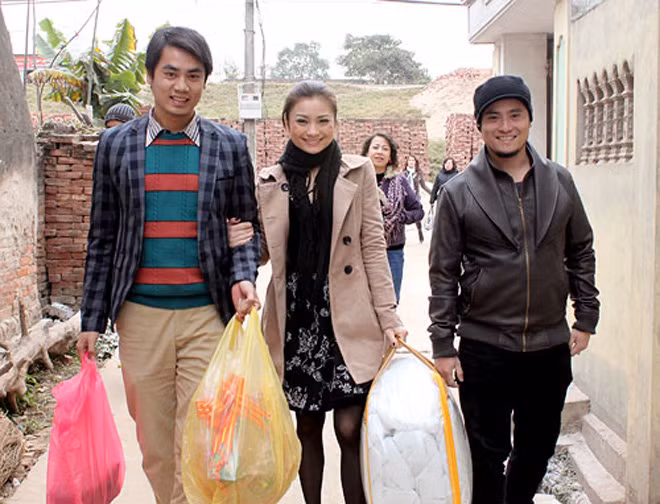 Khi đi thiện nguyện cùng đồng nghiệp, anh mặc giản dị mà vẫn lịch lãm.