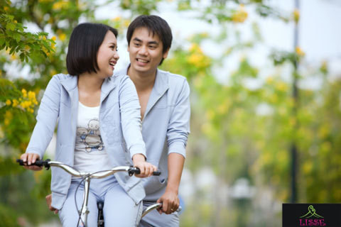 Hình ảnh hai vợ chồng diện đồ đôi cùng đạp xe. Ảnh: Internet.