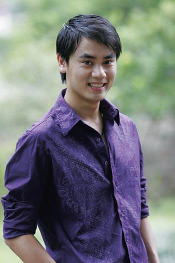 Nam diễn viên thường xuyên diện áo sơ mi.