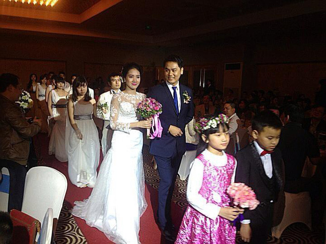 Anh mặc vest xanh điển trai trong đám cưới của mình năm 2014.