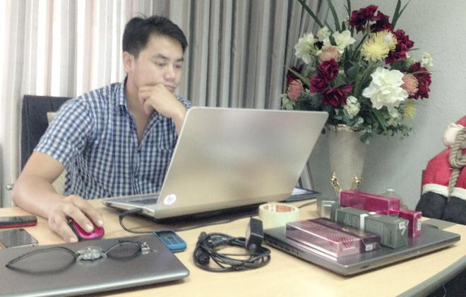 Khác với gương mặt đểu giả trong Quỳnh Búp Bê, cách ăn mặc lịch lãm của Đồng Thanh Bình ngoài đời tạo được thiện cảm với khán giả.