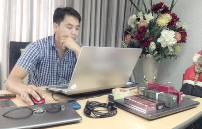 Khác với gương mặt đểu giả trong Quỳnh Búp Bê, cách ăn mặc lịch lãm của Đồng Thanh Bình ngoài đời tạo được thiện cảm với khán giả.