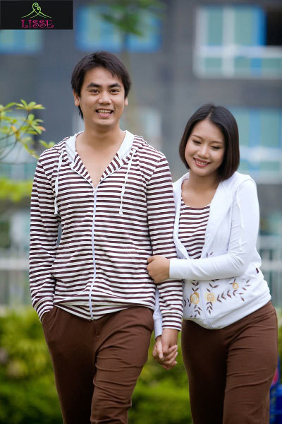 Hai vợ chồng mặc đồ đôi ở nhà đi dạo.