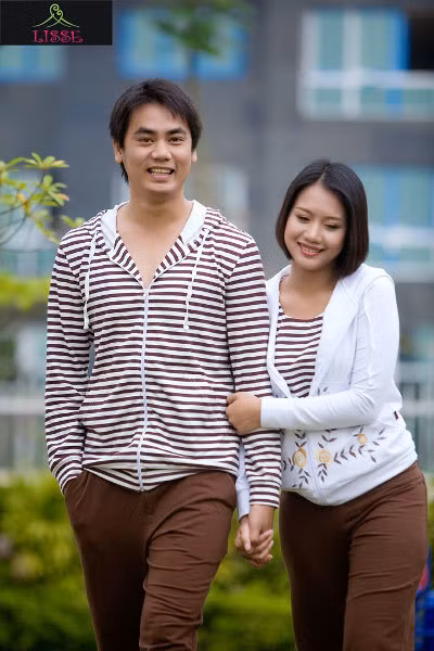 Hai vợ chồng mặc đồ đôi ở nhà đi dạo.