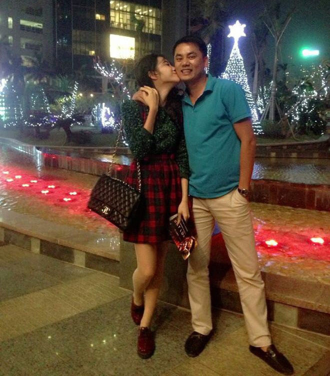 Anh mặc áo phông quần tây cũng rất phong độ.