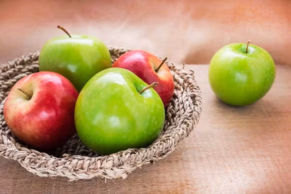 Ngoài ra, táo còn chứa kali và các chất chống oxy hóa giúp ngăn ngừa bệnh ung thư và lão hóa ở con người. Lượng canxi trong táo cũng cao hơn trong các loại hoa quả, giúp trung hòa lượng muối dư thừa trong cơ thể.