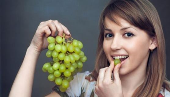 Nho: Trong quả nho có chứa polyphenol có tác dụng chống oxy hóa, bảo vệ các tế bào và các nguyên sinh chất trong cơ thể, chống lại sự hình thành các gốc tự do. Vì vậy, ăn nho giúp con người trẻ lâu, làm giảm nếp nhăn, chống lại sự xâm nhập của các loại vi-rút.