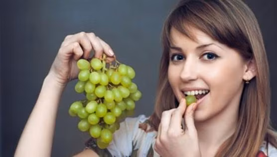 Nho: Trong quả nho có chứa polyphenol có tác dụng chống oxy hóa, bảo vệ các tế bào và các nguyên sinh chất trong cơ thể, chống lại sự hình thành các gốc tự do. Vì vậy, ăn nho giúp con người trẻ lâu, làm giảm nếp nhăn, chống lại sự xâm nhập của các loại vi-rút.