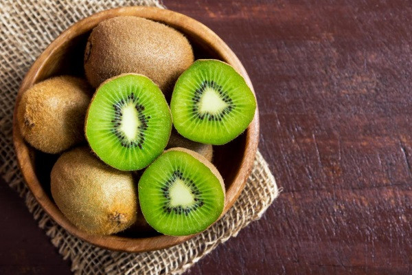 Kiwi là một loại quả tuyệt vời có chứa rất nhiều chất xơ và các chất dinh dưỡng thiết yếu khác như vitamin C, kali,… Ngoài việc thúc đẩy khả năng miễn dịch, nó còn giữ ấm cơ thể bạn từ bên trong và tăng năng lượng cho bạn trong suốt mùa đông.