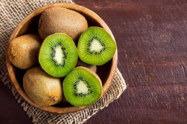Kiwi là một loại quả tuyệt vời có chứa rất nhiều chất xơ và các chất dinh dưỡng thiết yếu khác như vitamin C, kali,… Ngoài việc thúc đẩy khả năng miễn dịch, nó còn giữ ấm cơ thể bạn từ bên trong và tăng năng lượng cho bạn trong suốt mùa đông.