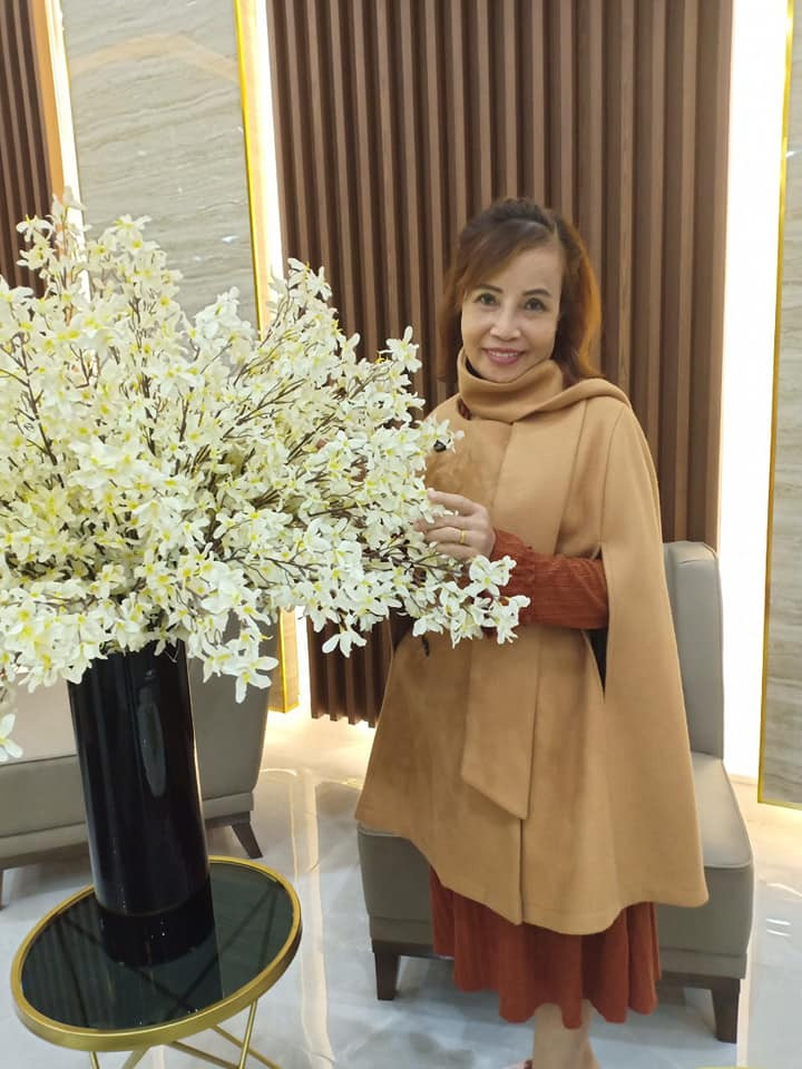 Chị Thu Sao được khen trẻ như 40 sau khi đại trùng tu nhan sắc.