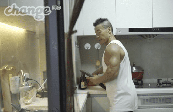 Bi kip giup quy ong 69 tuoi van giu duoc co bap noi cuon cuon-Hinh-2