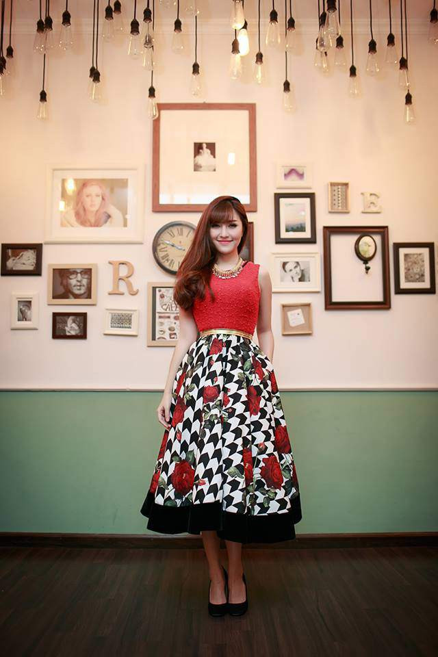 Nhiều người còn đặt cho nữ ca sĩ này biệt danh là “tắc kè hoa”.