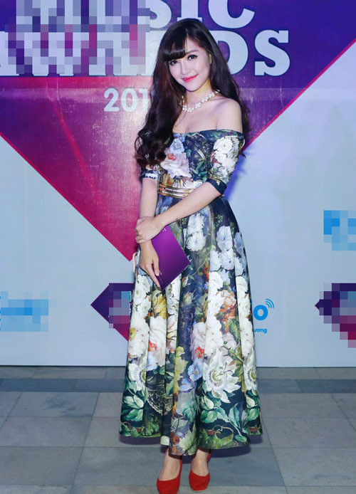 Nữ ca sĩ đặc biệt ưa chuộng những chiếc váy hoa có dáng xòe, kiểu dáng không tay hoặc trễ vai.