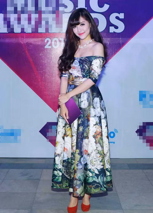 Nữ ca sĩ đặc biệt ưa chuộng những chiếc váy hoa có dáng xòe, kiểu dáng không tay hoặc trễ vai.