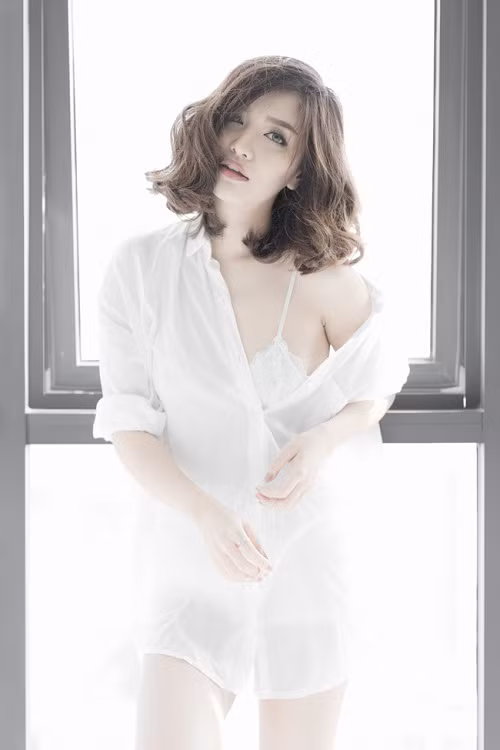 Bích Phương từng xuất hiện cực hút mắt trong các bộ ảnh chụp nội y và thiết kế váy áo hở bạo, xẻ sâu, xuyên thấu quyến rũ.